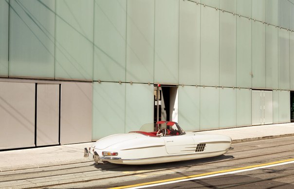 Французский фотограф Рено Марион представил классические автомобили в летающем виде.
