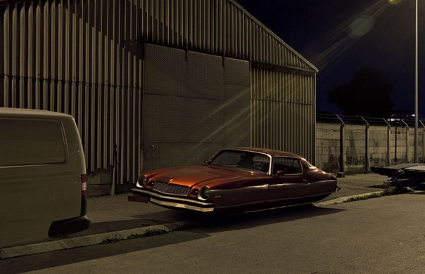 Французский фотограф Рено Марион представил классические автомобили в летающем виде.