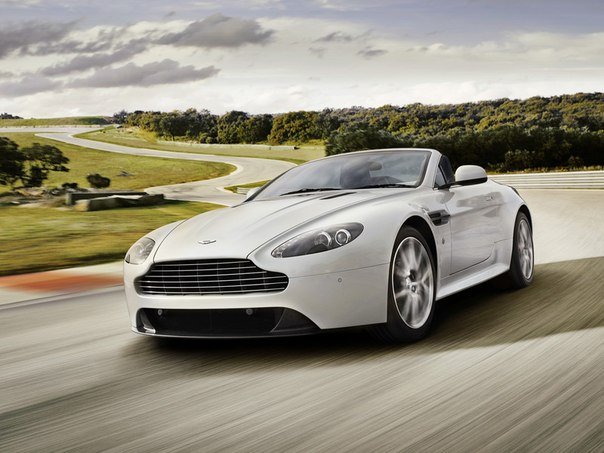 Компания Aston Martin наконец-то показала миру новый родстер на базе купе V12 Vantage. Обе модели оснащены 6,0 — литровым 12 цилиндровым мотором мощностью в 510 «лошадок» а так же 6-ступенчатой механической коробкой передач. До 100 км/ч этот спорткар разгоняется за 4,5 сек.,а максимум может выжать 305 км/ч! 