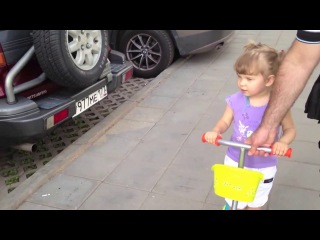 2-летняя девочка разбирается в марках автомобилей лучше мужчин.