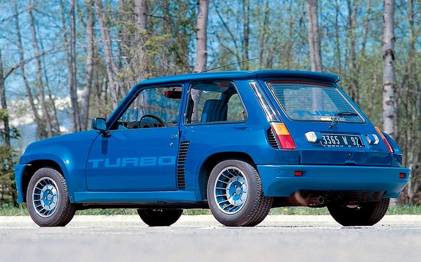 Renault 5 Turbo был представлен на Брюссельском автосалоне в 1980 году,кузов модели RB5 Turbo разработала компания Heuliez.Среднемоторный хэтчбек класса А первого поколения выпускался с 1980 по 1986 год,фирмой Alpine,ставшей "придворным" ателье компании Renault в 1974 году.1.4-литровый двигатель мощностью 160 л.с с турбокомпрессором Garett был размещен за сиденьями для улучшения управляемости спорткара.Второе поколение Renault 5 сошло с конвейра в 1995 году.