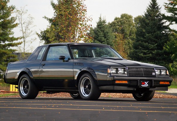 Buick GNX(Regal Grand Nacional)Попытка возродить американские мускул-кары 60-х после дебюта в 1987 году,автомобиль получился превосходным.Засветился в фильме Форсаж(2008),как автомобиль Вина Дизеля,под капотом турбированный двигатель обьемом в 3,8 литра мощностью 245 л.с.