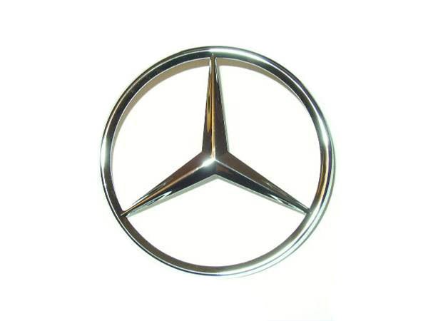 Общеизвестно, что марка Mercedes названа по имени дочери основателя компании. А вот что означает эмблема Mercedes, звезда с тремя лучами? Три луча символизируют успех компании на трех стихиях: суше, воде и воздухе. В то время компания была производителем двигателей для самолетов и судов. Эмблема стала логотипом компании в 1909 году и остается неизменной по сей день.