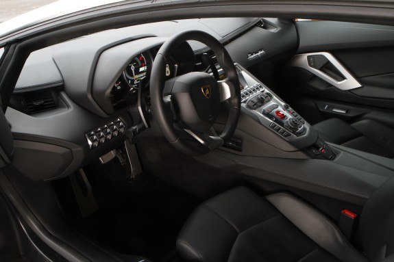 Lamborghini Aventador LP 700-4 сохраняет традиции.