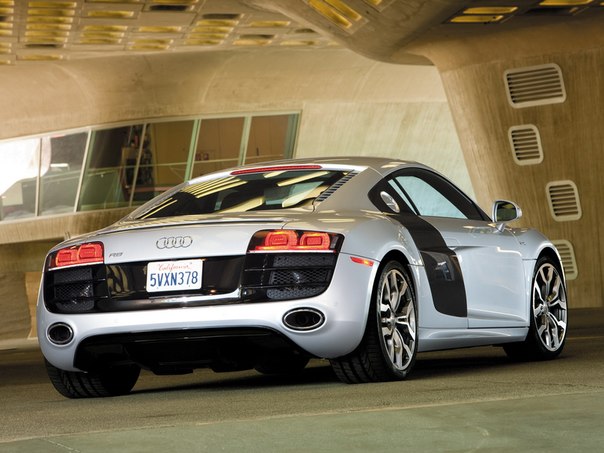 Красавица Audi. Вид спереди, вид сзади.