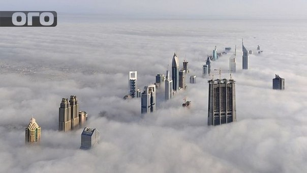Вид с самого высокого небоскреба в мире «Бурж Халифа», Дубаи. Точная высота сооружения составляет 828 м (163 этажа).