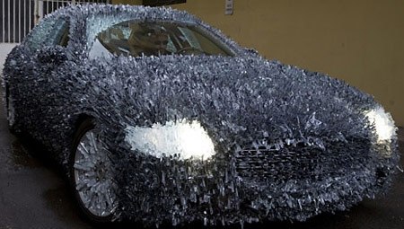 Такое ни каждый день увидишь! Maserati Quattroporte, покрытое битым стеклом.