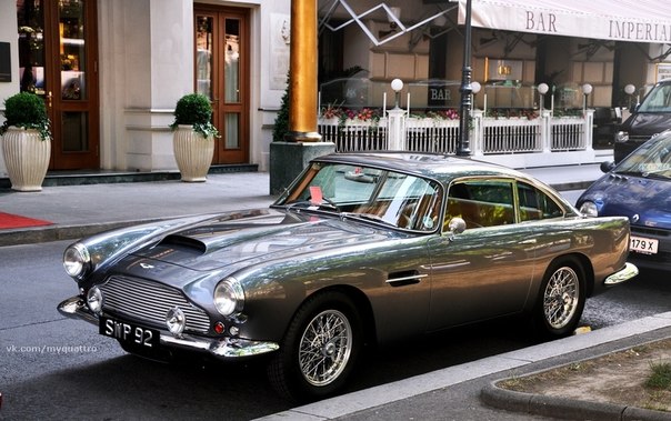 Aston Martin DB4.