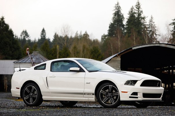 Ford Mustang GT (2013 г.).