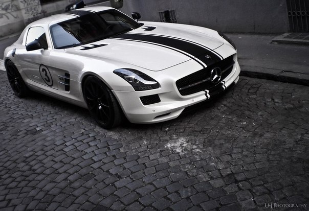 Mercedes SLS.