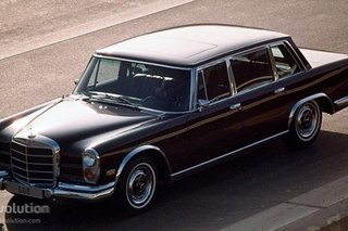Mercedes-Benz W100 (он же Mercedes 600) — один из самых престижных лимузинов XX века, выпускавшийся компанией Мерседес в 1963—1981 гг. Автомобиль, не имевший аналогов в мире ], стал символом высшей роскоши и престижа, и большая часть владельцев — знаменитости 60, 70 и 80-х годов XX века. Будучи редкой моделью (выпущено всего 2677 штук), лимузин по сей день пользуется огромным спросом как классический автомобиль. Для этого крупногабаритного лимузина Mercedes-Benz впервые за все послевоенное время разработал новый восьмицилиндровый V-образный мотор обозначением M100. Объёмом 6332 см³ , мощностью 247 л.с. и крутящим моментом 503 Нм, двигатель приводил в действие также агрегаты пневматической подвески кузова. Но главное, мог разогнать крупный автомобиль до 205 км/ч — скорость, которую в 1963 году мог превзойти лишь Порше 911 Автомобиль, который собирался вручную, имел два типа кузова: «обычный» лимузин и удлинённый «Пульман», отличавшийся лишь длиной колёсной базы. «Короткий» автомобиль имел две версии салона, стандартный и разделённый, в котором передние места от задних разделялись подъёмной стеклянной перегородкой. Длинные Пульманы имели более очевидные разновидности. Лимузины выпускались прежде всего в четырёх- и шести-дверных комбинациях. Первые имели два обратных кресла, давшие вместительность до четырёх персон, вторые имели центральный ряд с двумя небольшими креслами «швейцаров». Всего было выпущено 428 длинных лимузинов. Существовала также малая серия (59 автомобилей) открытых ландоле, где задняя часть крыши над пассажирским отсеком откидывалась как у кабриолета. В основном такие модели закупались для парадных целей. Были построены также два купе, один из них, как подарок для главного дизайнера автомобиля — доктора Рудольфа Уленхаута при его уходе на пенсию. За время своего длительного производства спрос на автомобиль почти не падал, несмотря на уже устаревший к концу 1970-х внешний вид. Мотор М100 в 1968 году был поставлен на моделиS classe W109(300SEL 6.3), а в 1975-м с его увеличенной версией, на S-класс V116 (модель 450SEL 6.9). Обе модели были флагманами S-класса и уступали лишь 600-му. Появление в 1979 году модели W126-го S-класса стало причиной прекращения выпуска W100. Флагманами 126-го были модели 500SEL и 560SEL (с 1985 года). И лишь с появлением W140 в 1991 году, Мерседес «осмелился» вернуть номер «шестисотый» моделям 600SEL (S600 — с 1993 года), на которых стоял двигатель уже компоновки V12. Но несмотря на то, что флагманские модели W126-х и W140-х мерседесов, которые также производились в версиях Pullman и ландоле, резко подняли престиж S-класса, они оставались частью «массового» автомобиля. Преемник W100 появился в 2002 году, когда Мерседес запустил лимузины W240 — Maybach 57 и V240 — Maybach 62, пополнен в 2008-м году версией ландоле. S-класс, начиная с модели W220, наоборот «опустился» из высшего звена назад в «стандартный» полноразмерный автомобиль. Многие знаменитости с начала 60-х до 90-х годов XX века имели 600-й Мерседес. Среди них актёры и телезвёзды:Элизабет Тейлор , Джереми Кларксон, Джек Никлсон,Роуэн Аткинсон. Музыканты: Элвис Пресли и Джон Ленон,. Но наверно, среди самых знаменитых хозяев 600-х были политики, такие как: Иди Амин,Джомо Кениата, Хирохото Маркос Фердинанд (у которого было целых четыре 600-х, включая бронированный седан и ландоле), и наверно, самое удивительное — видные главы коммунистических стран, такие как: Чаушеску,Мао Цзе Дун, Кастро, Брежнев, Пол Пот, Энвер Ходжа,Ким Ир Сен, Иосиф Броз Тито Автомобиль Короля Бельгии в 1971-м году Цена автомобиля с годами менялась, в 1964 году стандартный стоил 56 500 марок, длинный — 63 500. К 1978 году цена выросла до, соответственно, 144 100 марок и 165 500. Сегодня 600-й мерседес — мечта авто-коллекционера. Редкий автомобиль если и продается, то только на престижных аукционах, ведь почти за каждым своя история владельцев. Например в 2008-м году 6-дверный пульман Брежнева, подаренный ему в 1966 году канцлером ФРГ , был выигран на аукционе немецким коллекционером за 103 600 евро.