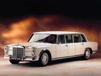 Mercedes-Benz W100 (он же Mercedes 600) — один из самых престижных лимузинов XX века, выпускавшийся компанией Мерседес в 1963—1981 гг. Автомобиль, не имевший аналогов в мире ], стал символом высшей роскоши и престижа, и большая часть владельцев — знаменитости 60, 70 и 80-х годов XX века. Будучи редкой моделью (выпущено всего 2677 штук), лимузин по сей день пользуется огромным спросом как классический автомобиль. Для этого крупногабаритного лимузина Mercedes-Benz впервые за все послевоенное время разработал новый восьмицилиндровый V-образный мотор обозначением M100. Объёмом 6332 см³ , мощностью 247 л.с. и крутящим моментом 503 Нм, двигатель приводил в действие также агрегаты пневматической подвески кузова. Но главное, мог разогнать крупный автомобиль до 205 км/ч — скорость, которую в 1963 году мог превзойти лишь Порше 911 Автомобиль, который собирался вручную, имел два типа кузова: «обычный» лимузин и удлинённый «Пульман», отличавшийся лишь длиной колёсной базы. «Короткий» автомобиль имел две версии салона, стандартный и разделённый, в котором передние места от задних разделялись подъёмной стеклянной перегородкой. Длинные Пульманы имели более очевидные разновидности. Лимузины выпускались прежде всего в четырёх- и шести-дверных комбинациях. Первые имели два обратных кресла, давшие вместительность до четырёх персон, вторые имели центральный ряд с двумя небольшими креслами «швейцаров». Всего было выпущено 428 длинных лимузинов. Существовала также малая серия (59 автомобилей) открытых ландоле, где задняя часть крыши над пассажирским отсеком откидывалась как у кабриолета. В основном такие модели закупались для парадных целей. Были построены также два купе, один из них, как подарок для главного дизайнера автомобиля — доктора Рудольфа Уленхаута при его уходе на пенсию. За время своего длительного производства спрос на автомобиль почти не падал, несмотря на уже устаревший к концу 1970-х внешний вид. Мотор М100 в 1968 году был поставлен на моделиS classe W109(300SEL 6.3), а в 1975-м с его увеличенной версией, на S-класс V116 (модель 450SEL 6.9). Обе модели были флагманами S-класса и уступали лишь 600-му. Появление в 1979 году модели W126-го S-класса стало причиной прекращения выпуска W100. Флагманами 126-го были модели 500SEL и 560SEL (с 1985 года). И лишь с появлением W140 в 1991 году, Мерседес «осмелился» вернуть номер «шестисотый» моделям 600SEL (S600 — с 1993 года), на которых стоял двигатель уже компоновки V12. Но несмотря на то, что флагманские модели W126-х и W140-х мерседесов, которые также производились в версиях Pullman и ландоле, резко подняли престиж S-класса, они оставались частью «массового» автомобиля. Преемник W100 появился в 2002 году, когда Мерседес запустил лимузины W240 — Maybach 57 и V240 — Maybach 62, пополнен в 2008-м году версией ландоле. S-класс, начиная с модели W220, наоборот «опустился» из высшего звена назад в «стандартный» полноразмерный автомобиль. Многие знаменитости с начала 60-х до 90-х годов XX века имели 600-й Мерседес. Среди них актёры и телезвёзды:Элизабет Тейлор , Джереми Кларксон, Джек Никлсон,Роуэн Аткинсон. Музыканты: Элвис Пресли и Джон Ленон,. Но наверно, среди самых знаменитых хозяев 600-х были политики, такие как: Иди Амин,Джомо Кениата, Хирохото Маркос Фердинанд (у которого было целых четыре 600-х, включая бронированный седан и ландоле), и наверно, самое удивительное — видные главы коммунистических стран, такие как: Чаушеску,Мао Цзе Дун, Кастро, Брежнев, Пол Пот, Энвер Ходжа,Ким Ир Сен, Иосиф Броз Тито Автомобиль Короля Бельгии в 1971-м году Цена автомобиля с годами менялась, в 1964 году стандартный стоил 56 500 марок, длинный — 63 500. К 1978 году цена выросла до, соответственно, 144 100 марок и 165 500. Сегодня 600-й мерседес — мечта авто-коллекционера. Редкий автомобиль если и продается, то только на престижных аукционах, ведь почти за каждым своя история владельцев. Например в 2008-м году 6-дверный пульман Брежнева, подаренный ему в 1966 году канцлером ФРГ , был выигран на аукционе немецким коллекционером за 103 600 евро.