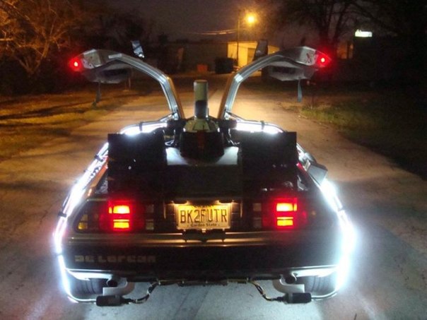 Один человек, посмотрев фильм "Назад в будущее", влюбился в автомобиль, который отправлял героев сквозь время и пространство. Он задался целью осуществить свою мечту и заполучить такую машину. С самого детства он начал собирать деньги, а подростком он купил себе DeLorean DMC-12. Спустя годы парень сделал из него воплощение своей детской мечты.