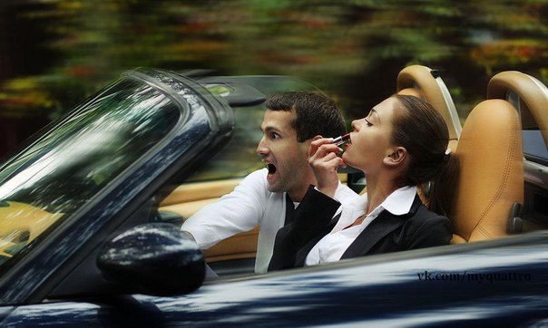 Муж обучает жену водить автомобиль: