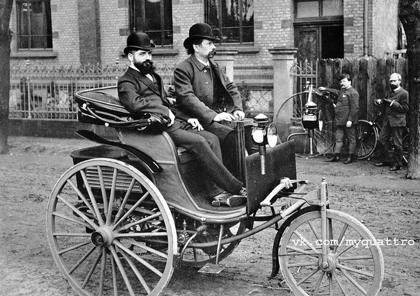 Карл Бенц за рулем своего первого патентованного автомобиля.