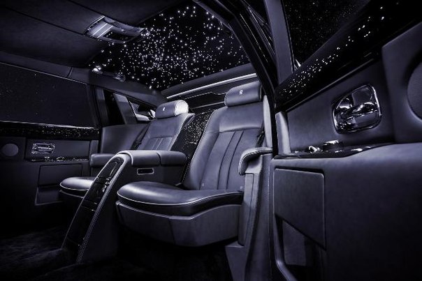 Rolls-Royce инкрустировал салон Phantom более чем четырьмя сотнями алмазов, изображающих звезды на ночном небе.