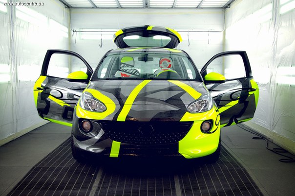 7-кратный чемпион гонок MotoGP Валентино Росси совместно с компанией #Opel и дизайнером Альдо Друди представил уникальный проект малолитражки Opel Adam.