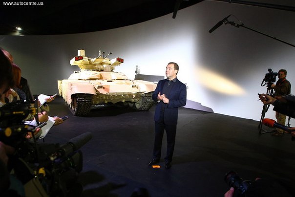 Российскому премьеру показали секретный танк