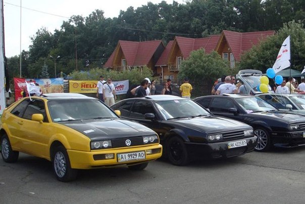 Первого сентября 1988 года с конвейера кузовного ателье Karmann в Оснабрюке сошел первый экземпляр хэтчбека Volkswagen Corrado.