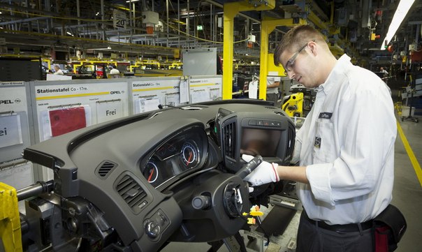 На заводе компании Opel в Рюссельсхайме стартовало производство существенно обновленной модели Opel Insignia.