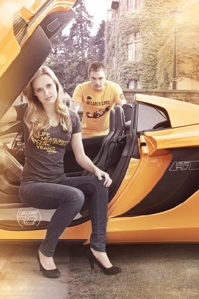 McLaren подготовила три коллекции мужской, женской одежды и аксессуаров.