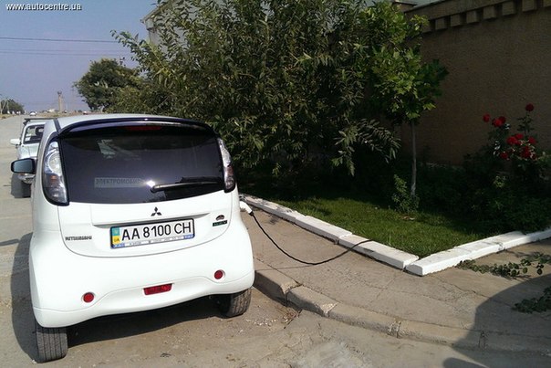 Пробег на электромобилях «Электромобилизация 2013. Крым» добрался до Западного побережья полуострова. Участники поставили свои авто на подзарядку на солнечной электростанции «Николаевка».