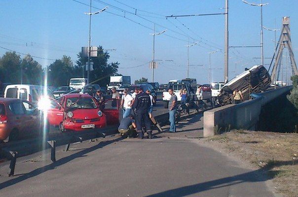 ДТП на Московском мосту в Киеве: автомобиль чуть не улетел в Днепр
