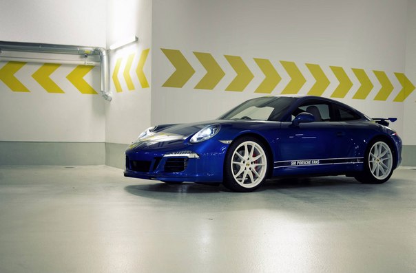 В честь 5 миллионов подписчиков страницы в Facebook Porsche построила специальную версию 911 Carrera 4S с помощью пользователи социальной сети.