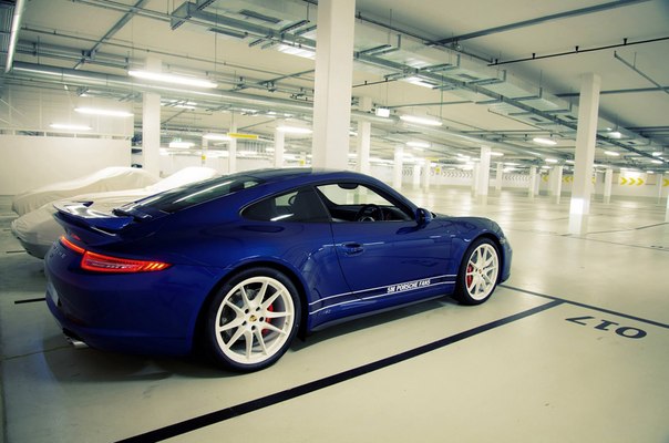 В честь 5 миллионов подписчиков страницы в Facebook Porsche построила специальную версию 911 Carrera 4S с помощью пользователи социальной сети.