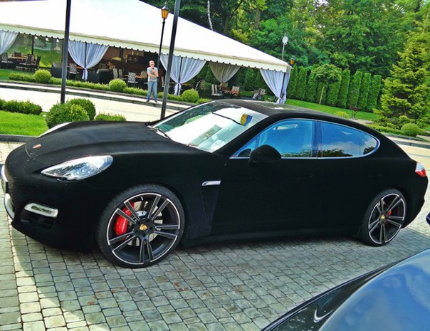 Во Львове засняли уникальный Porsche с вельветовым кузовом. Этот уникальный Porsche Panamera Velvet Edition хорошо известен в Лондоне. Перетяжка кузова вельветом – ручная работа, осуществляла это компания Raccoon (за 4000 евро).