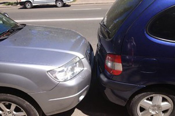 В Киеве замечена новая схема автомошенничества, связанная с парковкой. Мошенники паркуют свою машину «впритык» к вашей и требуют компенсации, обвиняя в «аварии».