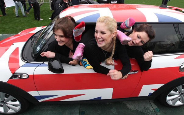 Оказывается, чтобы управлять Mini, нужно иметь права «автобусной» категории D. Это еще раз доказала команда британских девушек-гимнасток, установившая новый мировой рекорд Гиннесса по вместительности салона вышеназванного автомобиля.