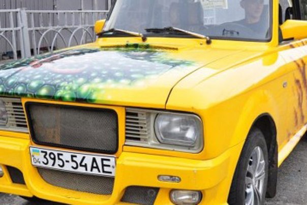 Киевлянин Дмитрий Фролов ездит на тюнингованном «Москвиче-2140» 1984 года, который купил в Днепропетровской области. Машина может разгоняться до 180 км/ч.