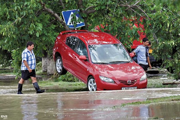 Проливные дожди в Европе и Украине заставили автомобилистов задаться вопросом, можно ли защитить свою машину от последствий стихии? Советы эксперта страхового рынка.