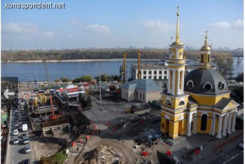 Из-за проведения строительных работ по реконструкции Почтовой площади в Киеве рушатся расположенные рядом исторические здания.