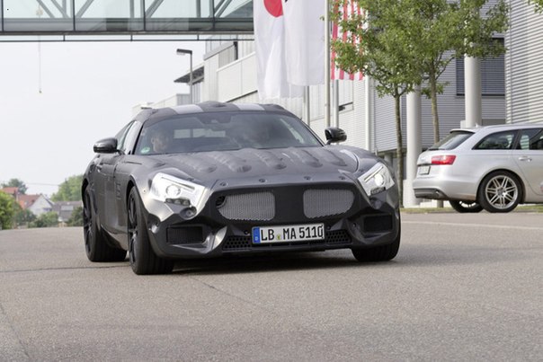 Mercedes опубликовал шпионские фотографии своего нового спорткара