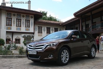 Тестовые автомобили Toyota Venza прибыли в конечную точку крымского тест-драйва – в Алушту.