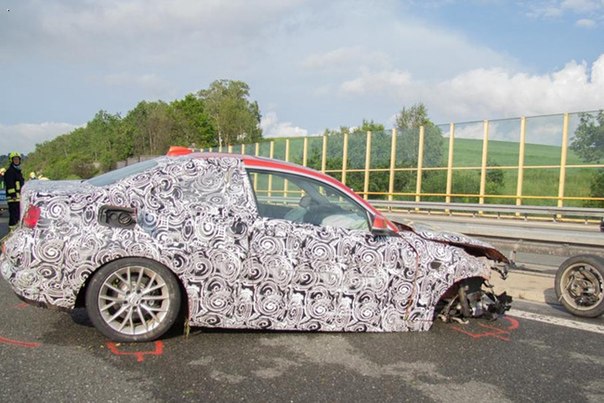 Новое купе BMW 2-Series еще не появилось за витринами автосалонов, зато успело попасть в аварию.