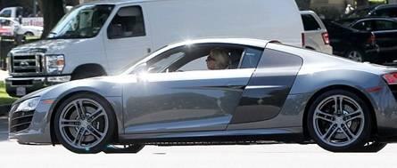 На свой День Рождения, который был 28 марта, Леди Гага сделала себе шикарный подарок — автомобиль. Певица купила себе двухдверный спорткар Audi R8 GT класса «G2»., за весьма кругленькую сумму — 179 000 долларов. Данная модель автомобиля является самой дорогой в ряду Audi. Леди Гага рассказала о том, что она хотела купить себе красивый и необычный автомобиль, и ей это удалось. Некоторое время назад в Интернете ходила информация о том, что артистка учится водить, и вот теперь она обкатывает свою машину, подаренную самой себе.