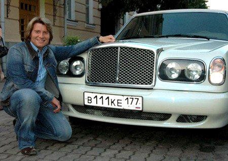 Золотой голос России Николай Басков имеет уникальный автомобиль Bentley Limousine, который изготовлен из двух автомобилей в одном из московских тюнинг-ателье