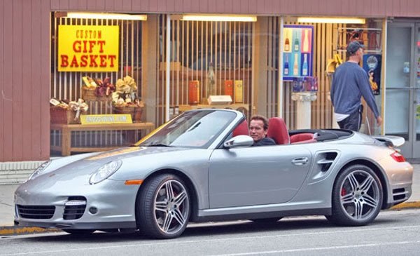 Арнольд Шварцнегер в одном из своих Porsche 911 cabrio