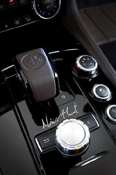 К лондонскому показу коллекции мужской одежды от Spencer Hart дизайнеры Mercedes-Benz подготовили эксклюзивную версию «заряженного» универсала CLS 63 AMG Shooting Brake by Spencer Hart.