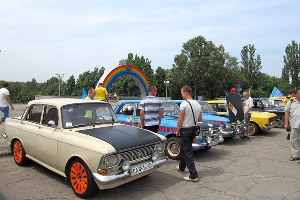 Всеукраинский клуб «Москвич» провел очередной слет в городе Запорожье. Самым старым и в тоже время одним из самых прокачанных оказался «Москвич-401», внутри которого поселились основные агрегаты от BMW.