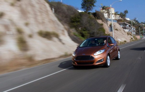 «Автоцентр» знакомился с новым Ford Fiesta. У новинки измененное лицо, посвежевшие корма и интерьер, но самое интересное - новый для этой модели 1,0-литровый бензиновый мотор EcoBoost.