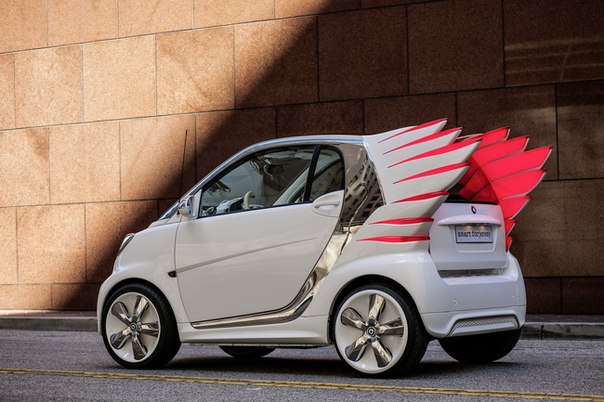 На автосалоне в Лос-Анджелесе 2012 состоялась премьера уникального электромобиля, созданного компанией Smart совместно с известным американским дизайнером Джереми Скоттом.