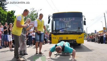 В Ивано-Франковске Назар Павлив установил суперрекорд, протащив три троллейбуса весом более 33 т на 7,5 метра. 