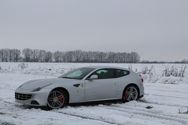 Эксклюзивные дилеры Bentley и Ferrari в Украине, компании «ВИПКАР» и «РЕДКАР», 18 января на аэродроме «Долина» показали, как полноприводные Bentley Flying Spur и Ferrari FF справляются со снегом.