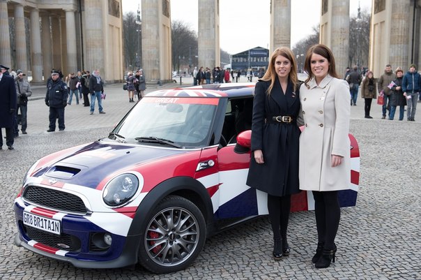 Две британские принцессы принимают участие в рекламной кампании MINI, которая проходит в Берлине.