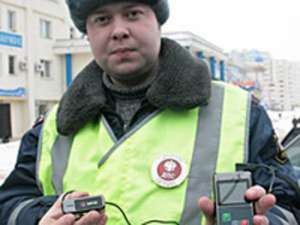 В Тюмени портативными видеорегистраторами «оборудовали» каждый наряд дорожно-патрульной службы. Устройство, блок управления которым размещается на поясе у инспектора, имеет 8 гигабайт памяти и работает в автономном режиме 8 часов.