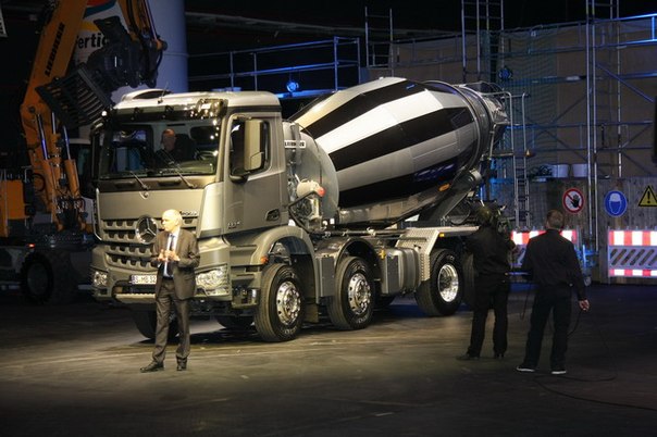 Прошла мировая премьера грузовиков Mercedes-Benz нового семейства Arocs, предназначенных для строительства.